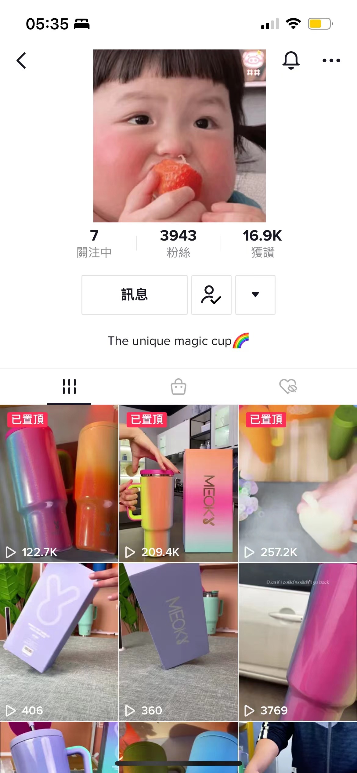 图片展示的是一个TikTok账号主页界面。上方显示时间为05:35,有信号、Wi - Fi、电量等图标。头像为一个小孩吃草莓的图片,下方有关注数7、粉丝数3943、获赞数16.9K等信息。个人简介为“The unique magic cup🌈”,下方有“訊息”“人”“下拉”按钮。下方是该账号发布的视频缩略图,其中一条视频获赞数达3769。该图片与上文“TikTok账号,头像,用户名,跟所卖产品尽量相关”内容对应,直观呈现了账号头像等信息。
