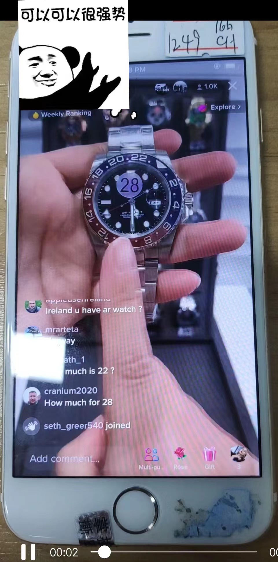 图片展示了一只手拿着一块手表进行直播的场景，手表表盘上显示数字“28”。屏幕下方有观众的评论互动，如“marieta”“How much for 28”等，还有“Add comment”输入框及一些功能图标。这张图片与上文提到的TikTok播手表的内容相关，是对“TikTok播手表，做一个表柜，标上号码一款款介绍，根据用户评论区介绍款式，拉动用户停留、评论和互动”这一方法的直观呈现。