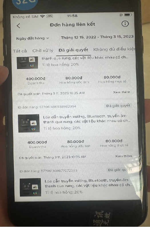 图片展示的是TikTok东南亚市场骨传导耳机的订单详情界面。订单编号为577067486938982994,订单日期为2023年3月11日,商品为骨传导耳机,售价400,000越南盾,折合人民币120元,佣金20%。界面还显示了订单处理状态为已解决,以及商品描述“Loa dẫn truyền xương, Bluetooth, truyền âm thanh qua rung, các vật liệu khác nhau có ch...”。该图片与上文介绍TikTok官方排名中3C类目商品超级榜单,以及骨传导耳机在东南亚市场以高客单价出单的内容相关,直观呈现了订单情况。