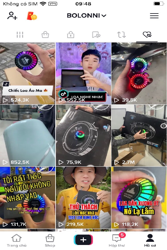 图片展示的是TikTok平台上的骨传导耳机产品推广内容。画面中有多张产品图片,包括耳机外观、包装盒等,还配有不同人物手持耳机的展示图。部分图片下方有播放量标识,如“524.3K”“589.3K”等。此外,还有人物在户外、室内等场景的视频片段,视频标题如“THỬ THÁCH LÊN HÁC NHÀ”等。该图片与上文提到的TikTok官方排名、3C类目商品超级榜单等内容相关,直观呈现了骨传导耳机在TikTok上的推广情况。