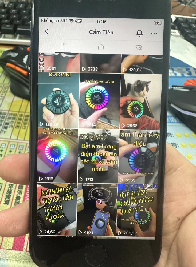 图片展示了一部手机屏幕,显示的是一个名为“Cẩm Tiên”的账号主页。主页上有多个视频缩略图,其中多个视频标题包含“Bật âm lượng điện thoại lên hết để có cảm nhận”等字样,表明这些视频可能与手机音量相关。视频播放量从120.8K到200.3K不等,点赞数也有所不同。该图片与上下文内容相关,可能是用于说明TikTok账号在东南亚的视频内容展示情况,与上文提到的TikTok官方排名3C类目商品超级榜单中充电宝、充电线等内容相呼应。